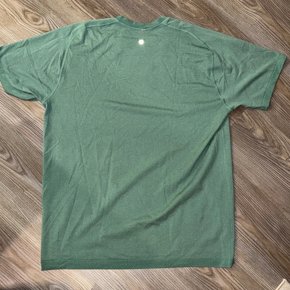 Lululemon Green Men's Shirt - Picture 4 of 5